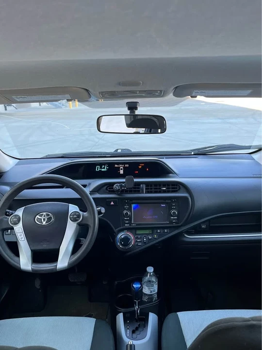 2014 Toyota Prius 3rd Gen - Image 9 of 10