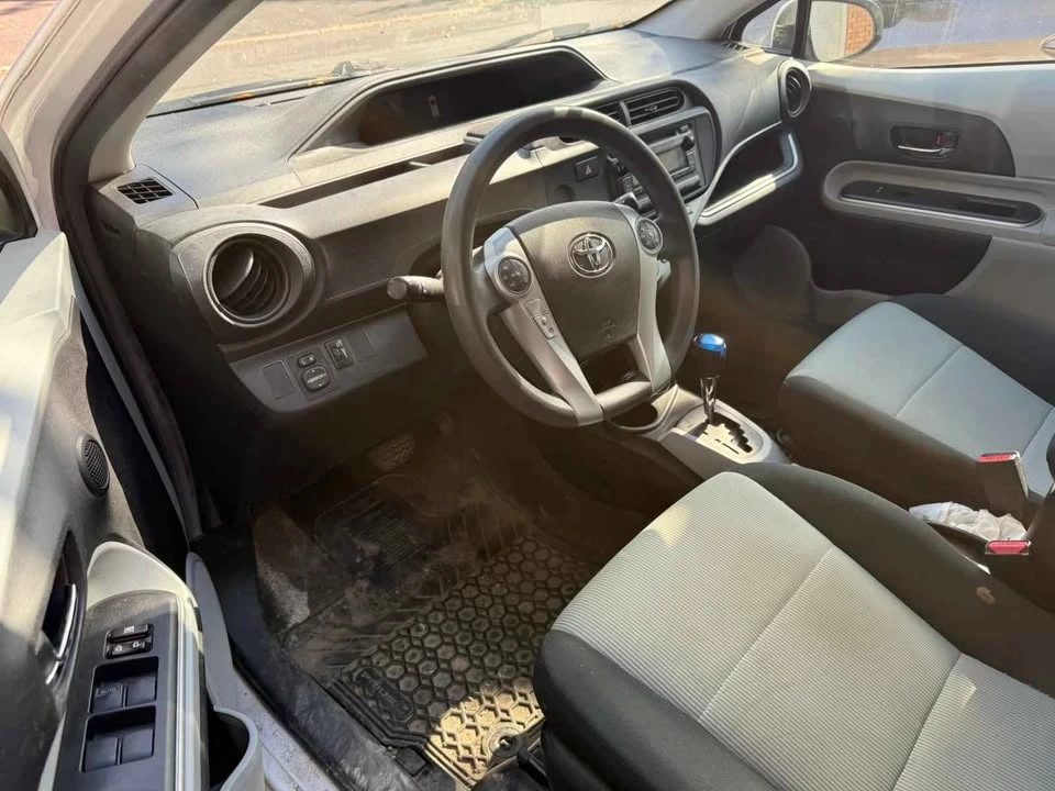 2014 Toyota Prius 3rd Gen - Image 5 of 5
