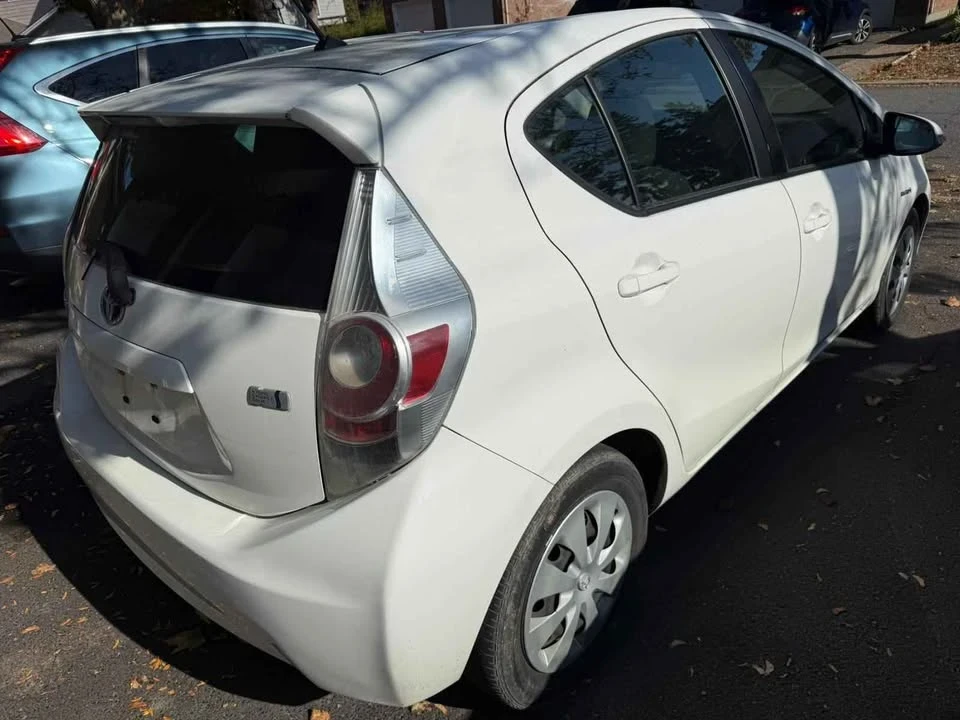2014 Toyota Prius 3rd Gen - Image 3 of 5