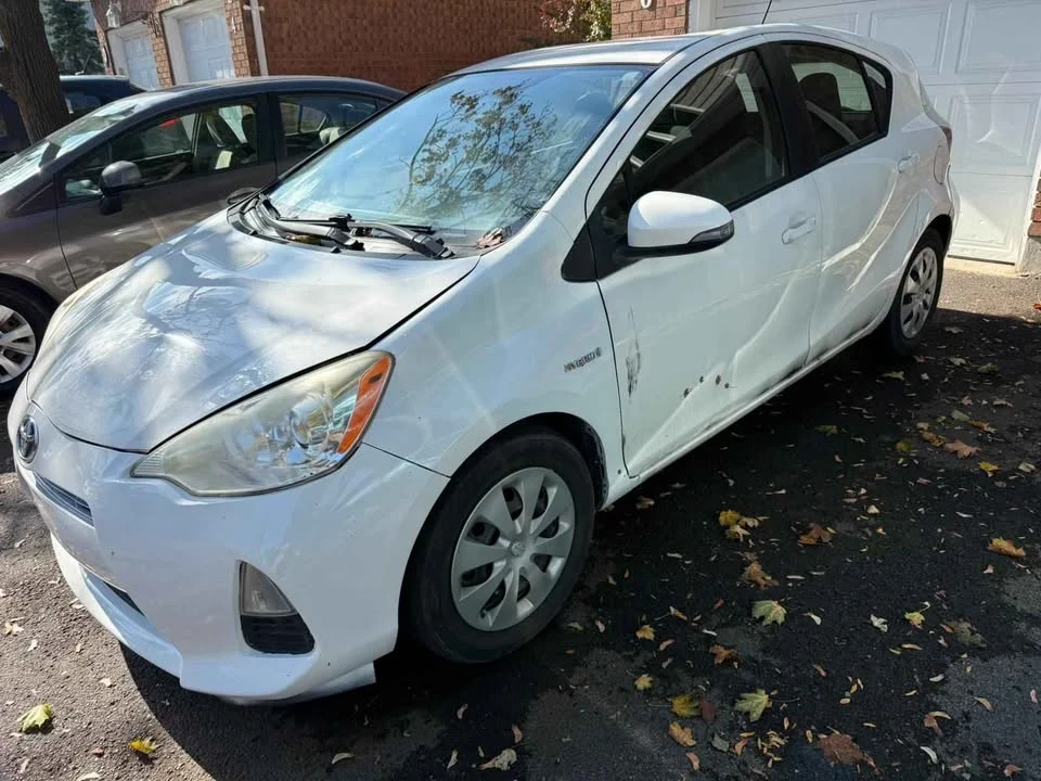 2014 Toyota Prius 3rd Gen - Image 2 of 5