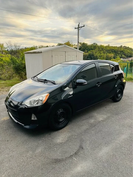 2014 Toyota Prius 3rd Gen - Image 2 of 4