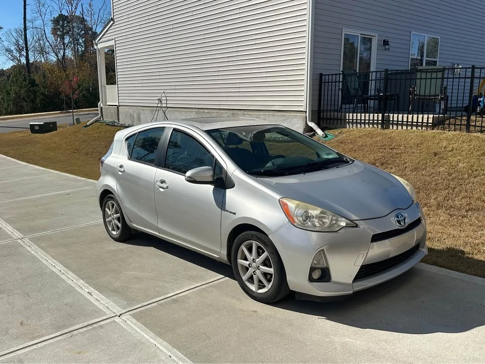 2014 Toyota Prius 3rd Gen - Image 2 of 4