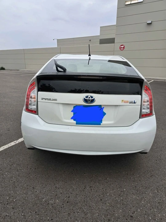 2014 Toyota Prius 3rd Gen - Image 5 of 12