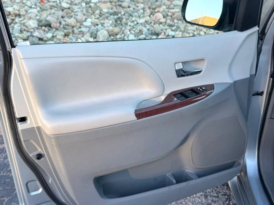 2014 Toyota Sienna 2nd Gen - Image 9 of 19