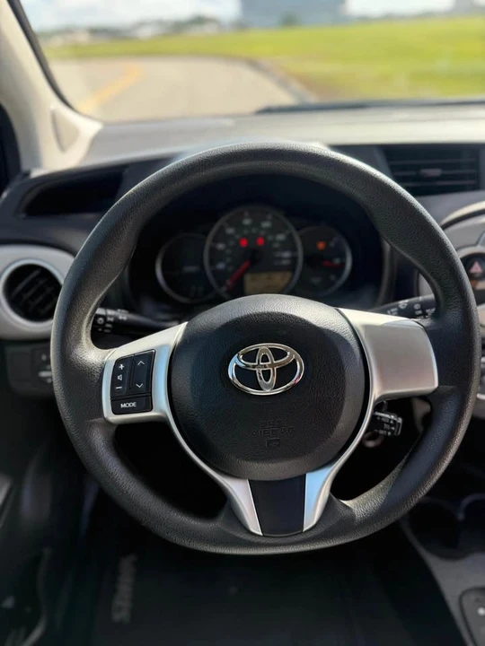 2014 Toyota Yaris - Image 10 of 12