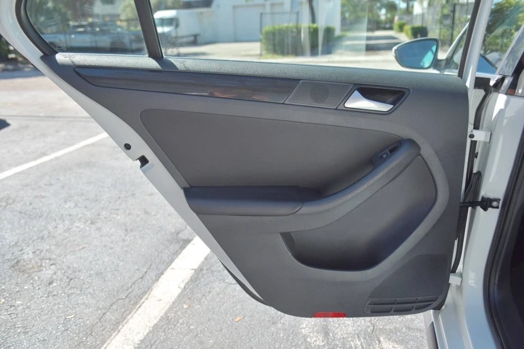 2014 Volkswagen A6 Jetta - Image 11 of 12
