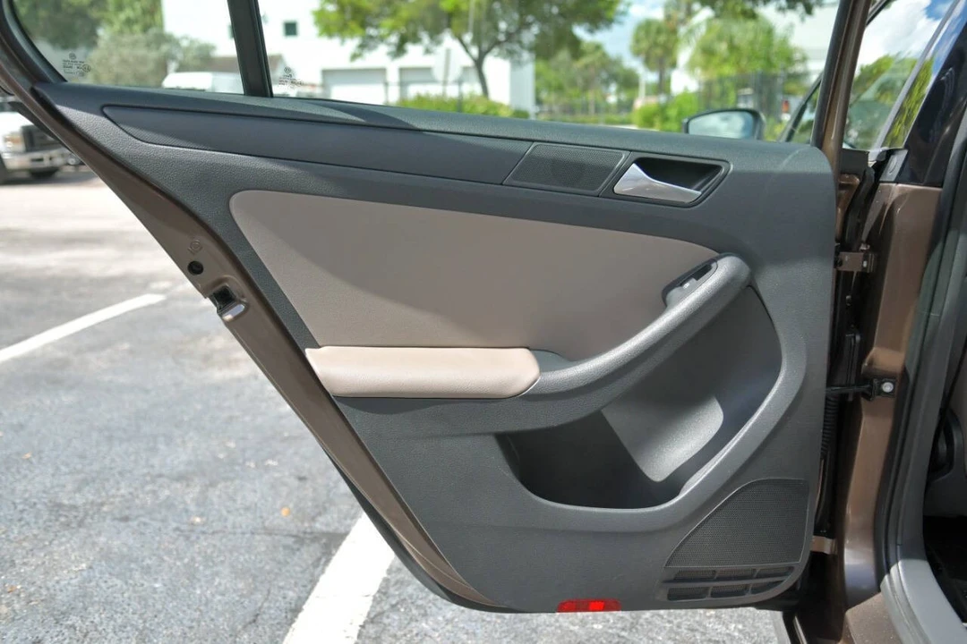 2014 Volkswagen A6 Jetta - Image 10 of 12