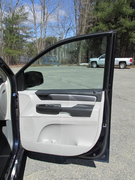 2014 Volkswagen Routan - Image 9 of 21
