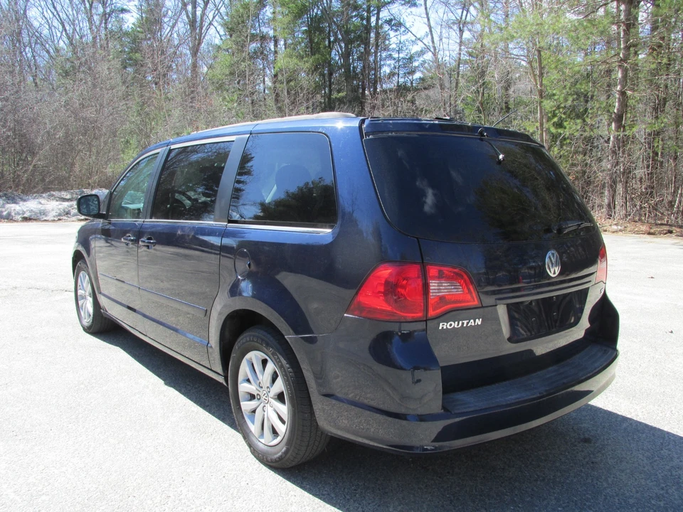 2014 Volkswagen Routan - Image 3 of 21