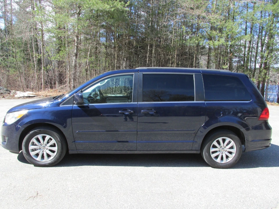 2014 Volkswagen Routan - Image 2 of 21