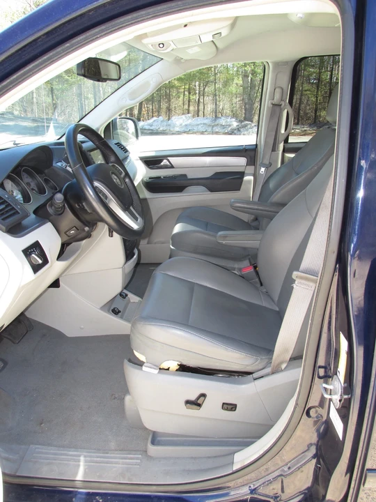 2014 Volkswagen Routan - Image 11 of 21