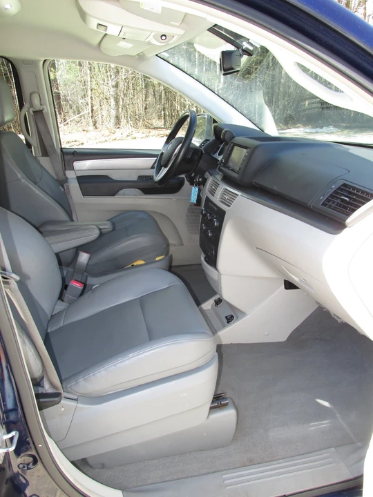 2014 Volkswagen Routan - Image 16 of 21