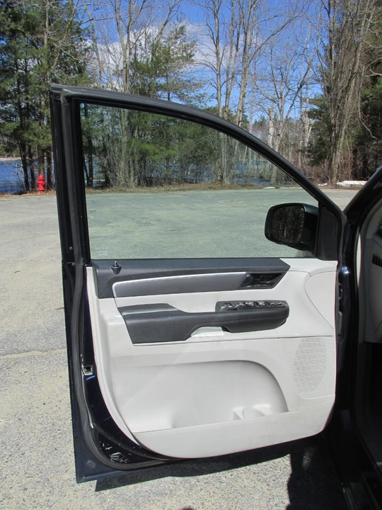 2014 Volkswagen Routan - Image 10 of 21
