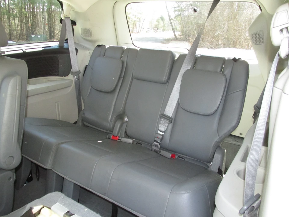 2014 Volkswagen Routan - Image 13 of 21