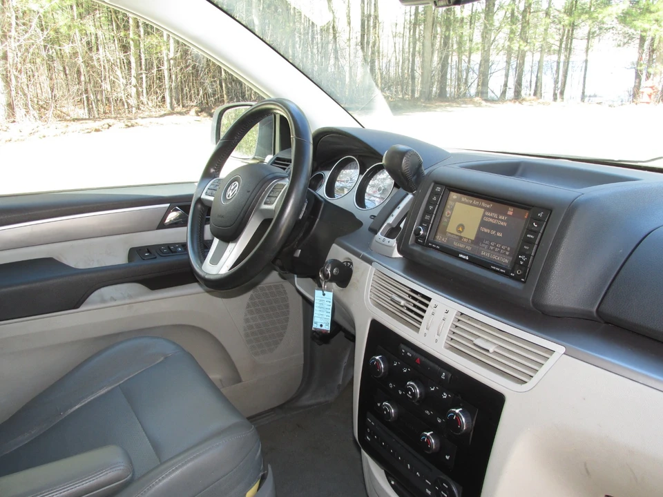 2014 Volkswagen Routan - Image 17 of 21