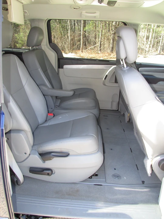 2014 Volkswagen Routan - Image 15 of 21