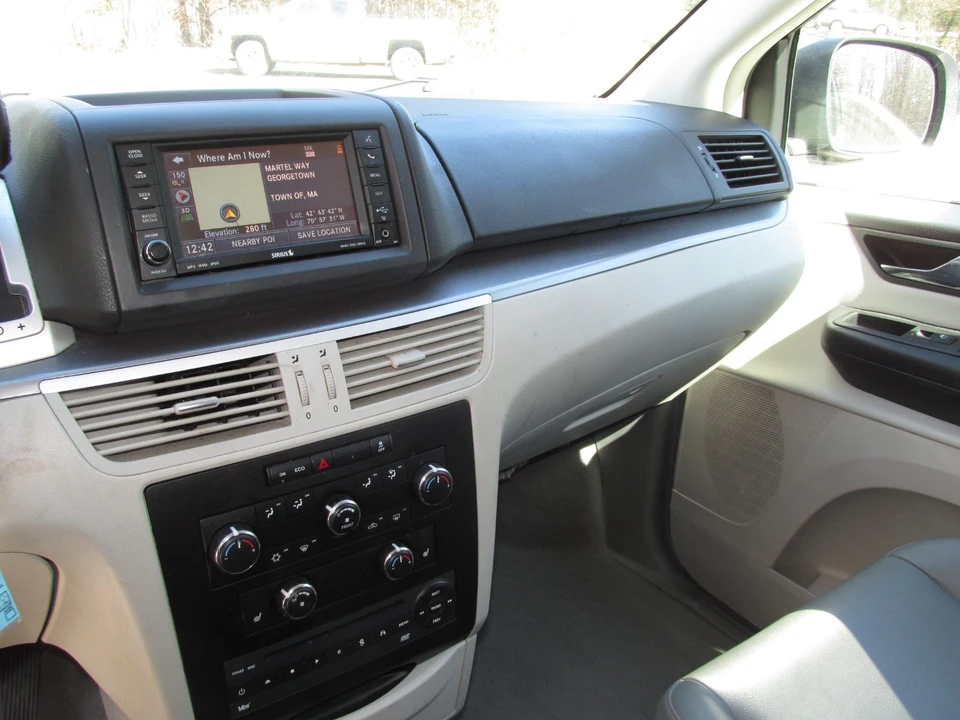 2014 Volkswagen Routan - Image 18 of 21