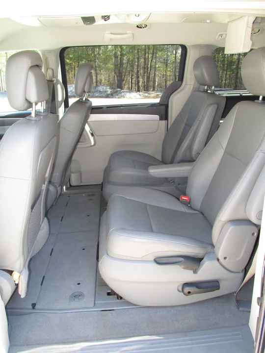 2014 Volkswagen Routan - Image 12 of 21