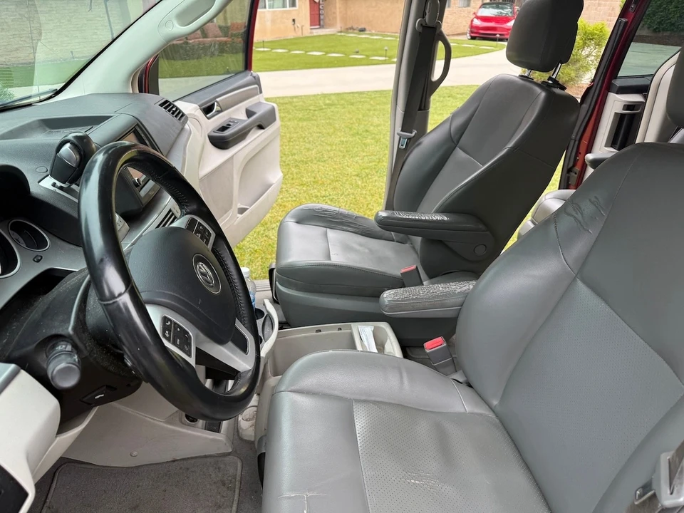 2014 Volkswagen Routan - Image 12 of 20
