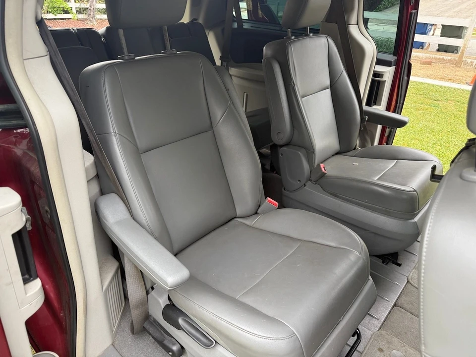 2014 Volkswagen Routan - Image 11 of 20