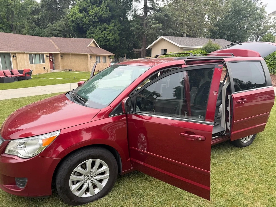 2014 Volkswagen Routan - Image 3 of 20