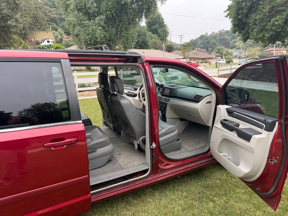 2014 Volkswagen Routan - Image 8 of 20