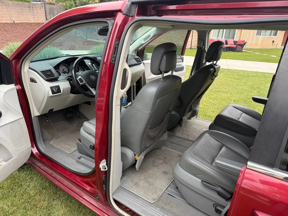 2014 Volkswagen Routan - Image 15 of 20