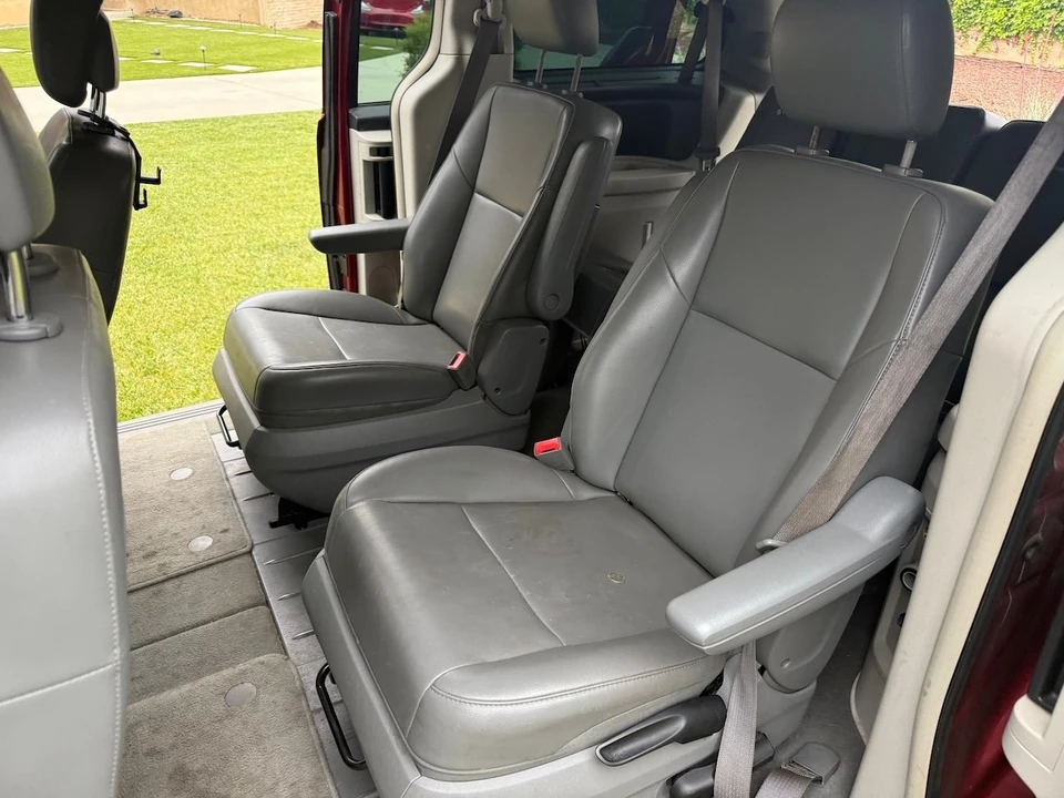 2014 Volkswagen Routan - Image 16 of 20