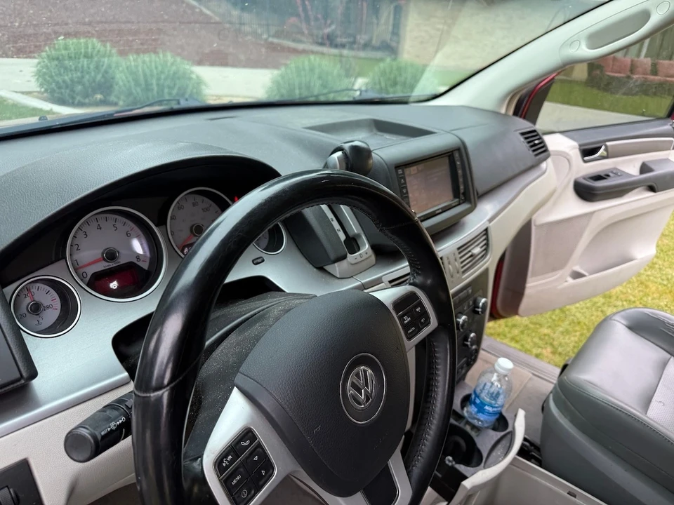 2014 Volkswagen Routan - Image 13 of 20