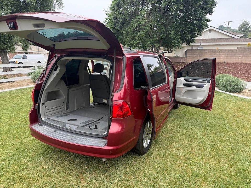 2014 Volkswagen Routan - Image 5 of 20