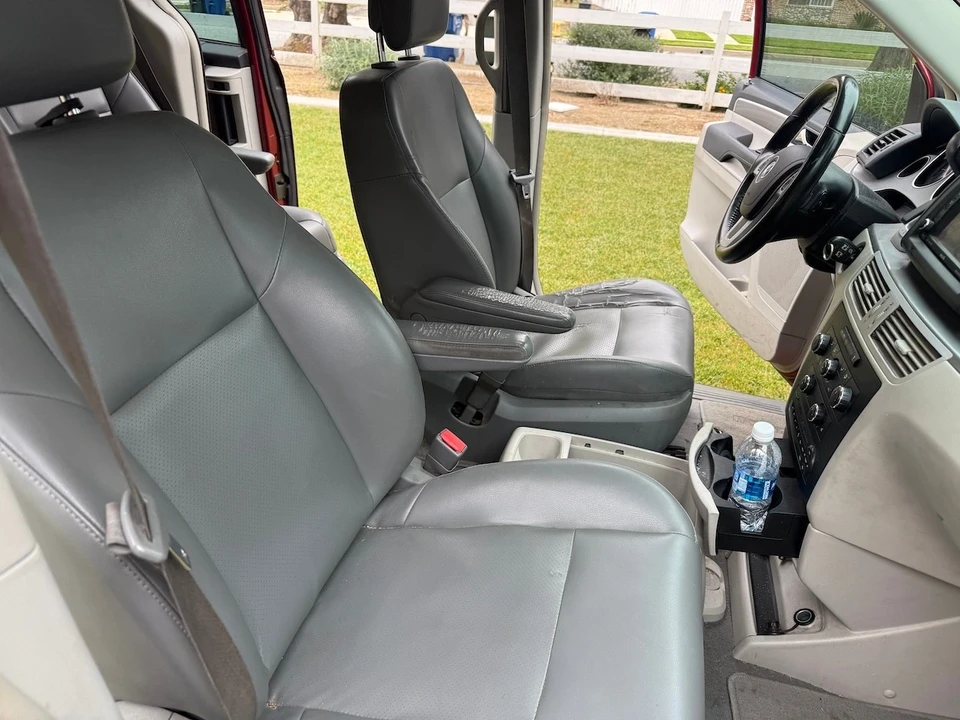 2014 Volkswagen Routan - Image 10 of 20