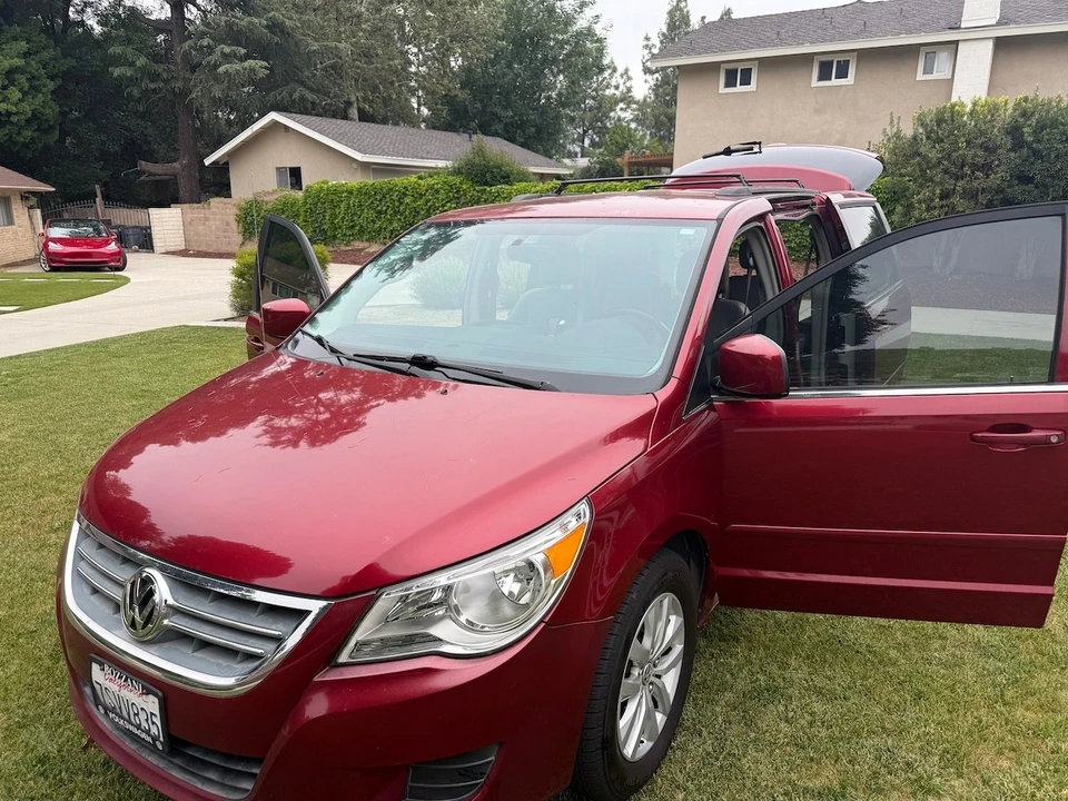 2014 Volkswagen Routan - Image 2 of 20