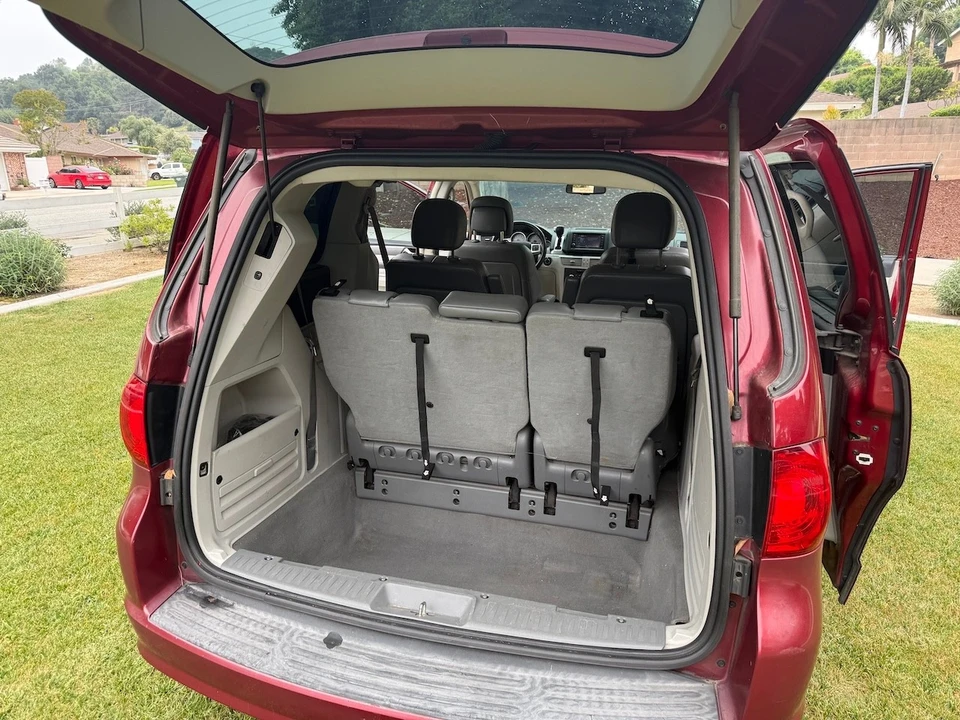 2014 Volkswagen Routan - Image 6 of 20