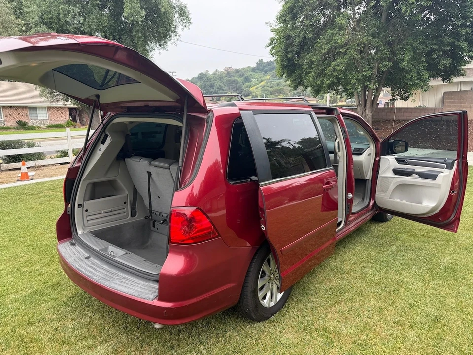 2014 Volkswagen Routan - Image 7 of 20