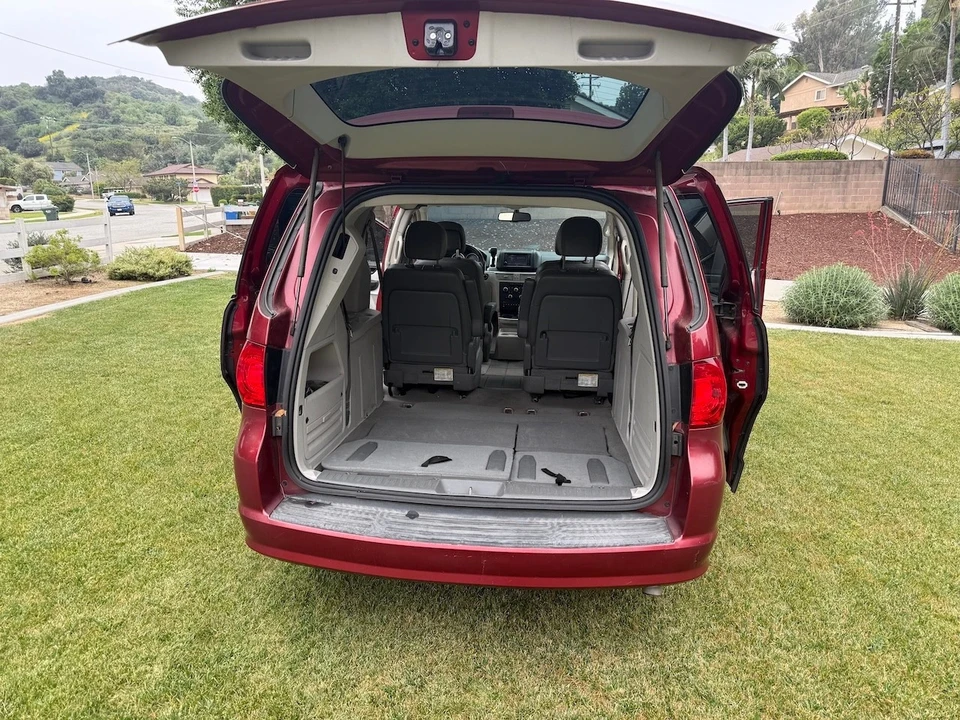 2014 Volkswagen Routan - Image 4 of 20