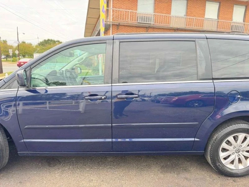 2014 Volkswagen Routan - Image 8 of 12