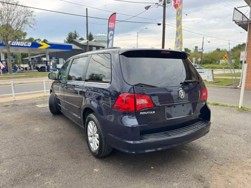 2014 Volkswagen Routan - Image 11 of 12