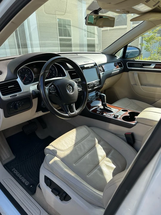 2014 Volkswagen Touareg - Image 9 of 16