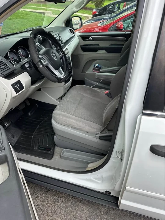 2014 Volkswagen Routan - Image 3 of 6
