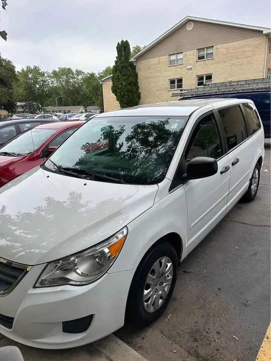 2014 Volkswagen Routan - Image 2 of 6