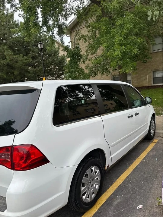 2014 Volkswagen Routan - Image 4 of 6
