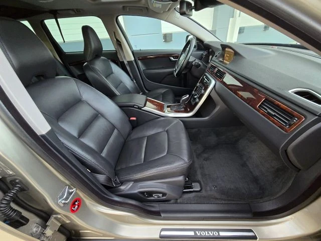 2014 Volvo XC70 3rd Gen - Image 19 of 21