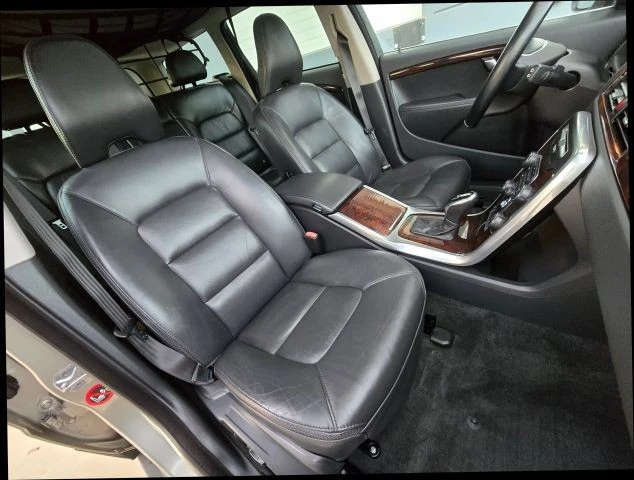 2014 Volvo XC70 3rd Gen - Image 20 of 21