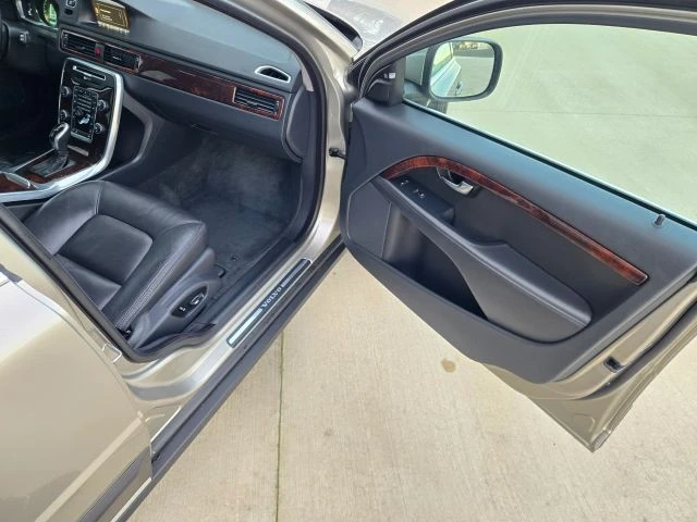 2014 Volvo XC70 3rd Gen - Image 18 of 21