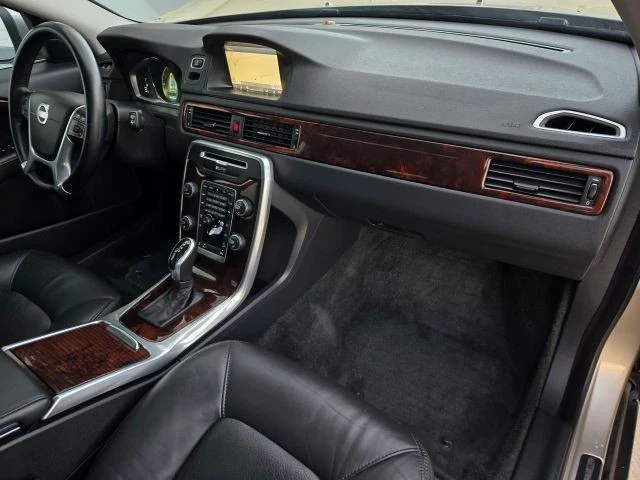 2014 Volvo XC70 3rd Gen - Image 2 of 21