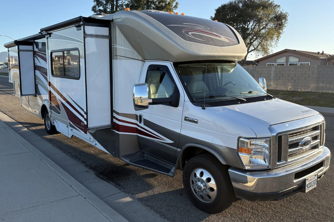 2014 Winnebago - Image 2 of 7