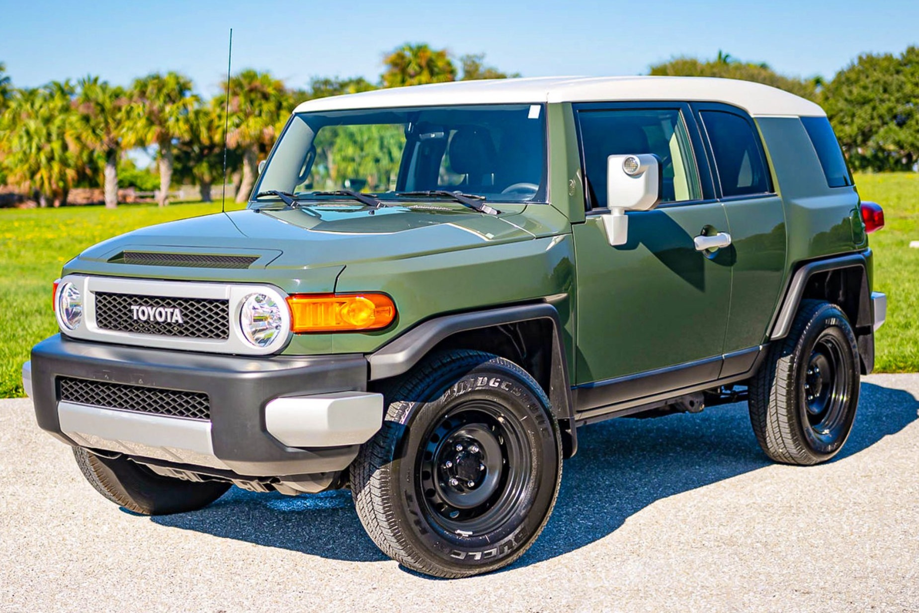 2k-Mile 2014 Toyota FJ Cruiser 6-Speed