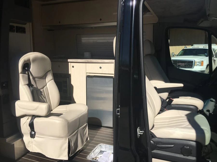 2015 Airstream - Image 4 of 9