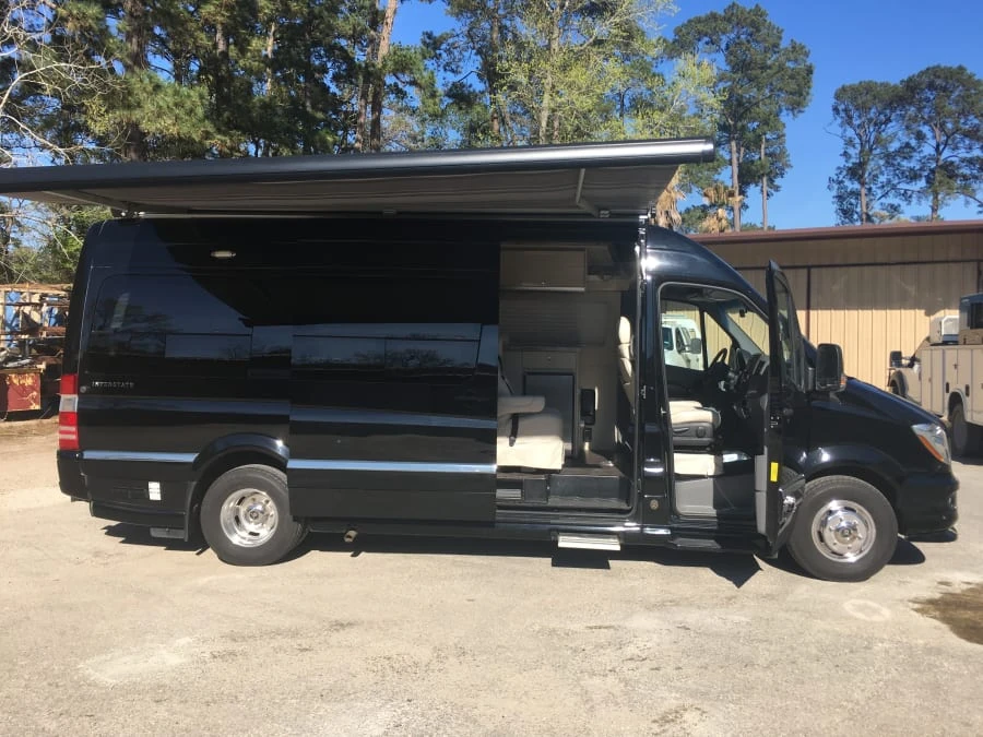 2015 Airstream - Image 2 of 9