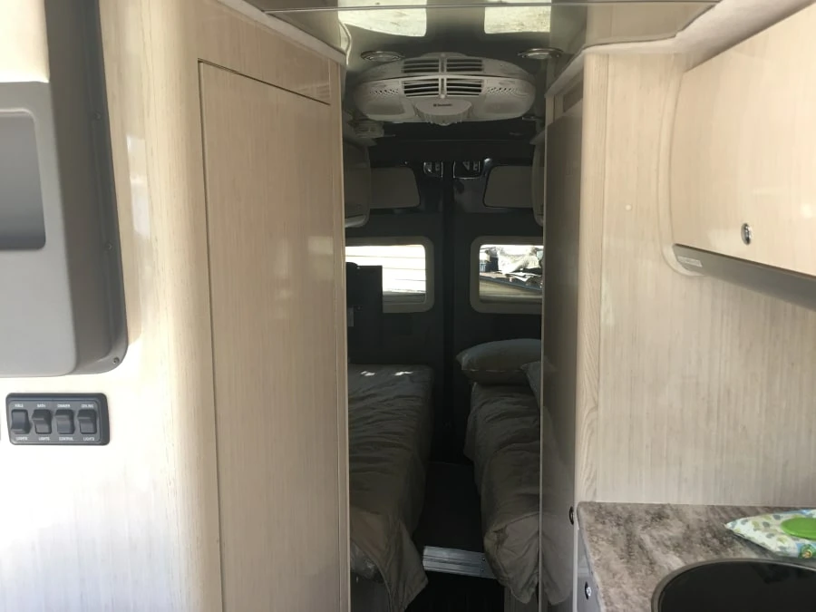 2015 Airstream - Image 5 of 9
